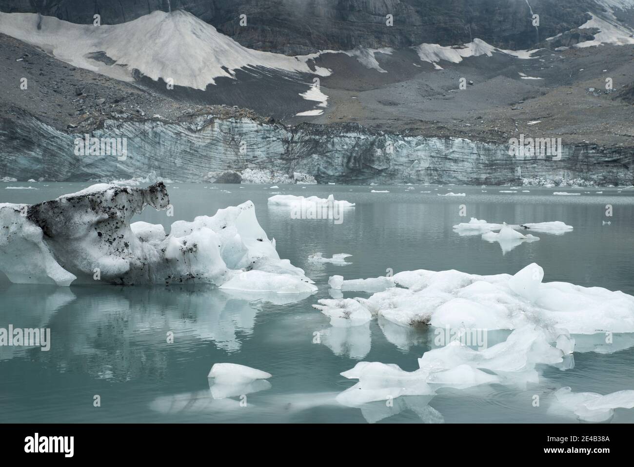 Eisberge auf einem Gletschersee, hinter einem Kamm Stockfoto