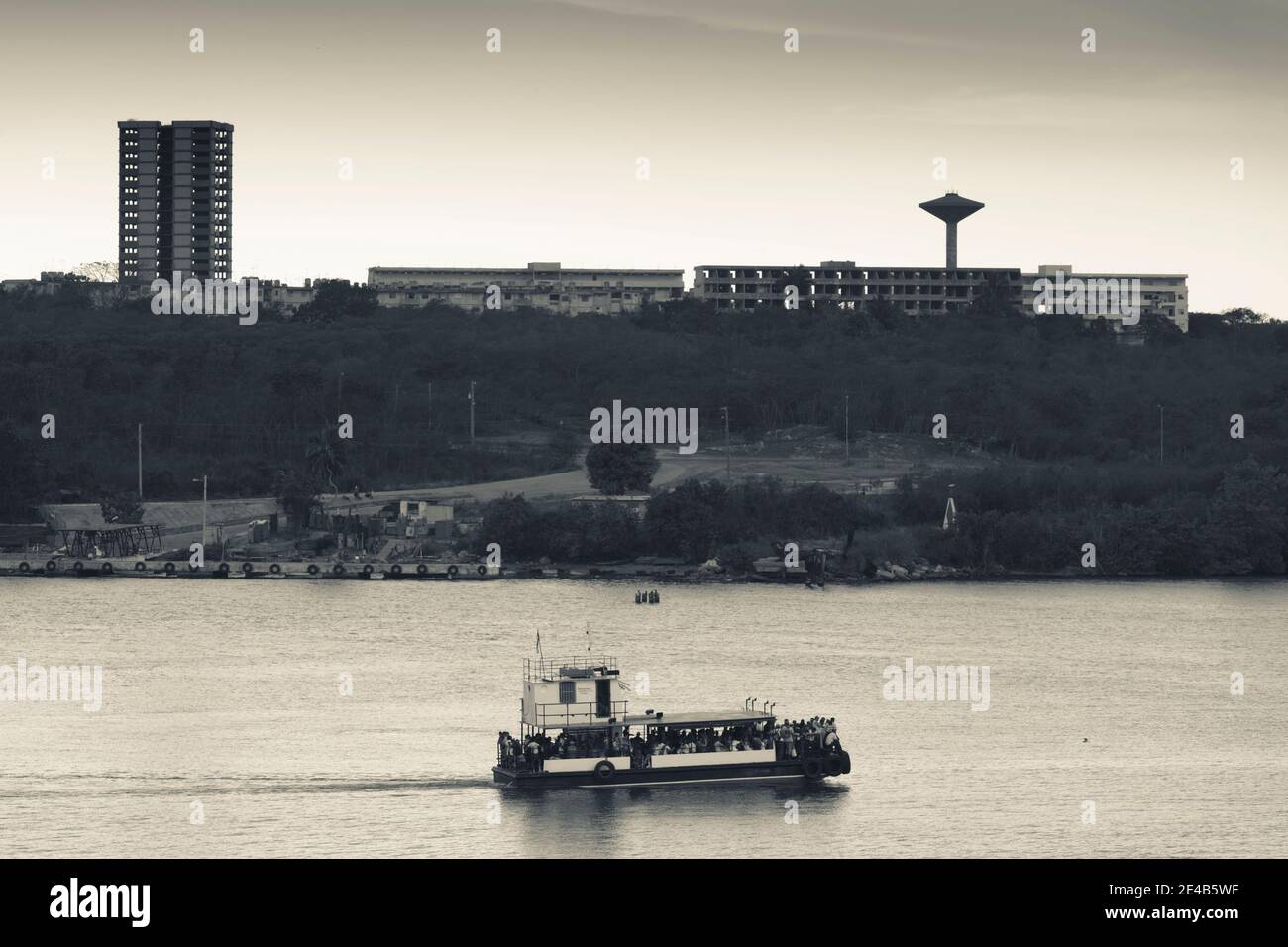 Fähre im Meer mit Rancho Luna Hotel im Hintergrund, Cienfuegos, Kuba Stockfoto