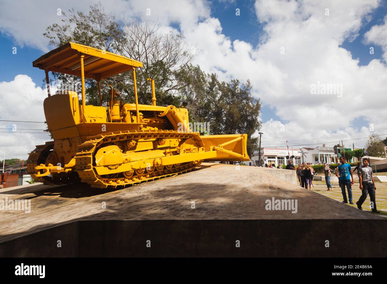Bulldozer, dass die Guerillas verwendet, um die Eisenbahnlinie geschnitten ist auf einem Sockel am Tren Blindado, Santa Clara, Kuba Stockfoto
