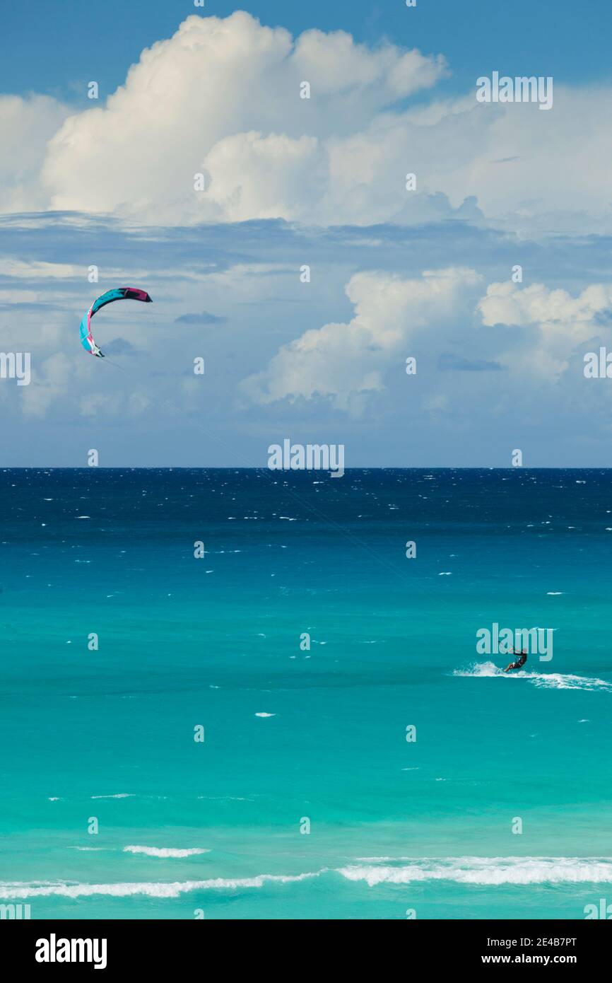 Touristenparasailing in der Karibik, Varadero Strand, Varadero, Provinz Matanzas, Kuba Stockfoto
