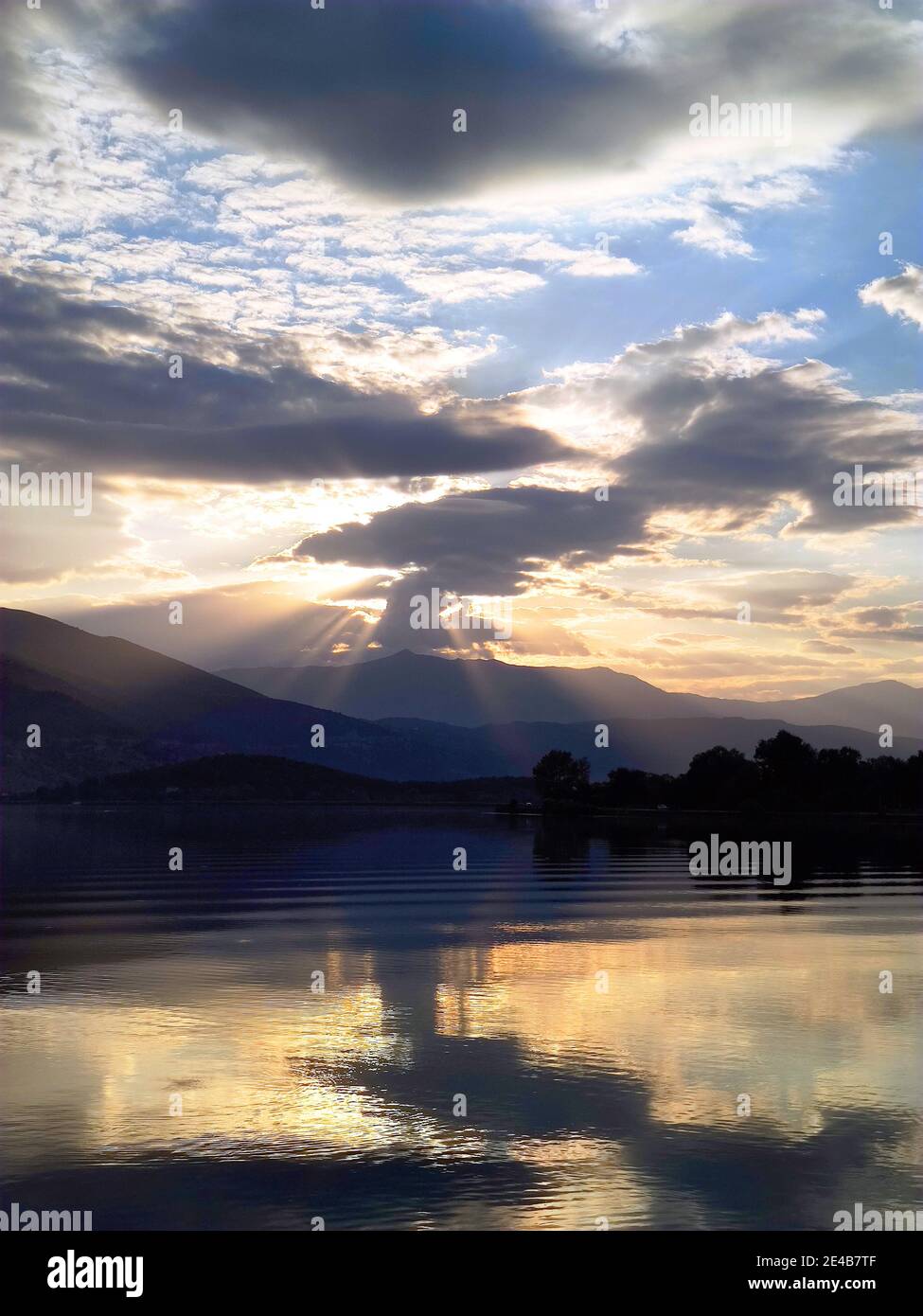 Ein traurisches Idyll ist der Sonnenaufgang am Pamvotida-See. Der wurde über Jahrzehnte durch Phosphor und landwirtschaftliche Äbwässer verseucht, Ionnina, Epirus, Nordgriechenland Stockfoto