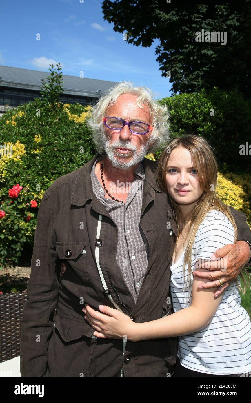 Pierre Richard und Sara Forestier posieren während des 2. 'Angouleme Film Festival' in Angouleme, Frankreich am 29. August 2009. Foto von Denis Guignebourg/ABACAPRESS.COM Stockfoto