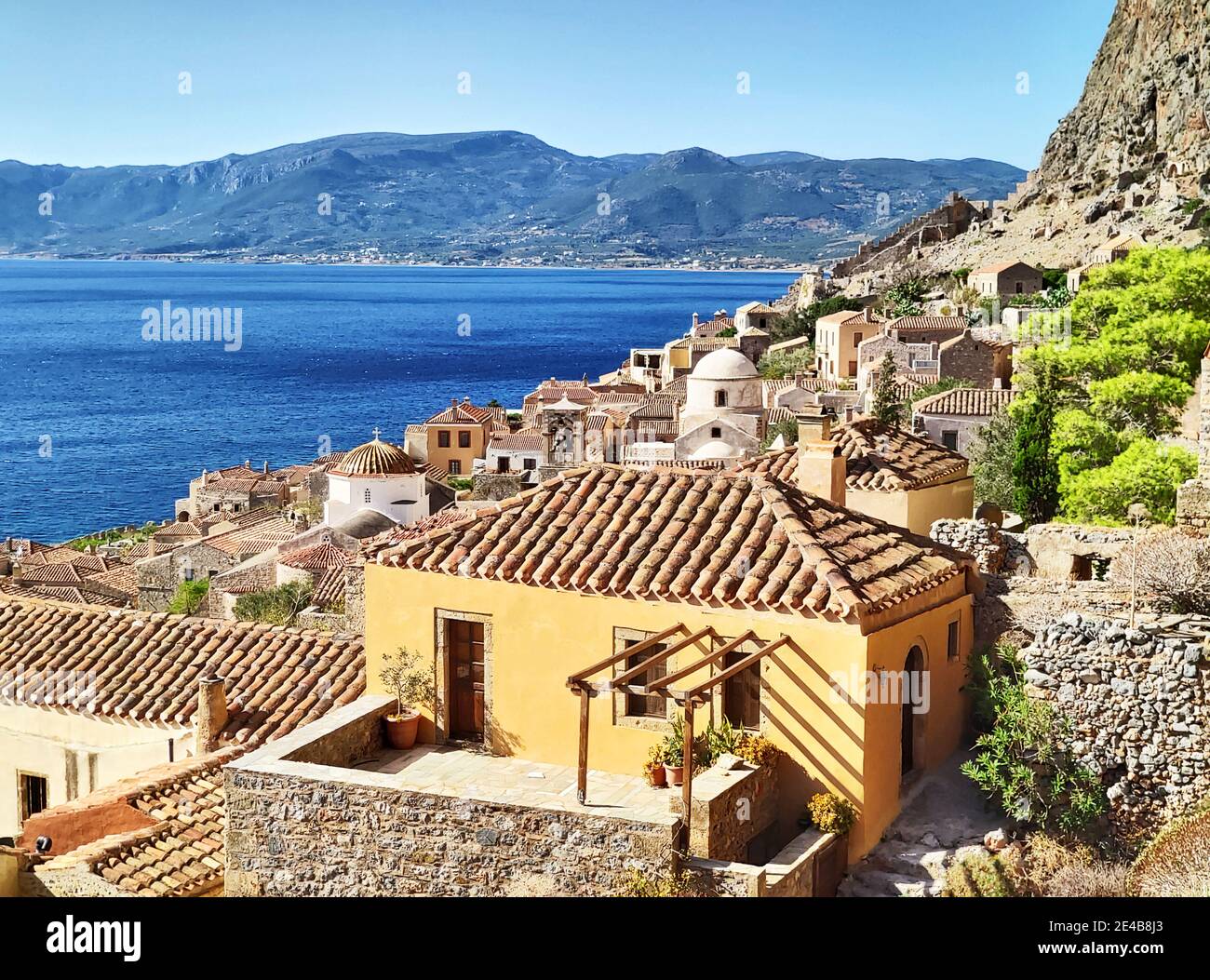 Blick über die Unterstadt Monemvasia und das Myrtoische Meer auf das Festland, Lakonien, Peloponnes, Griechenland Stockfoto