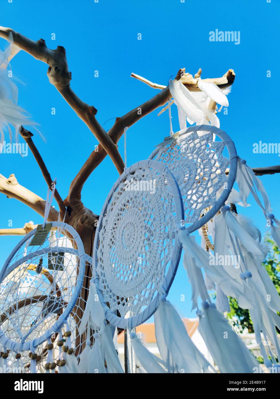 Mit weißem Faden sind die runden Traumfänger gehäkelt, Souvenir-Shop in Sivota, Nordgriechenland Stockfoto