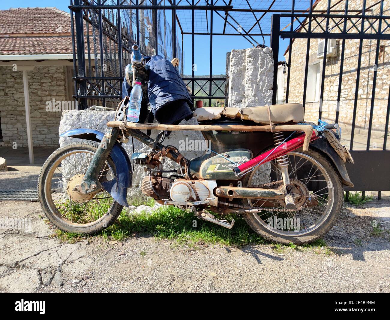Ein Hirtenmotorrad ist mit allem ausgestattet, was er braucht. Im Dorf Vasilopoulo, Zentralgriechenland Stockfoto