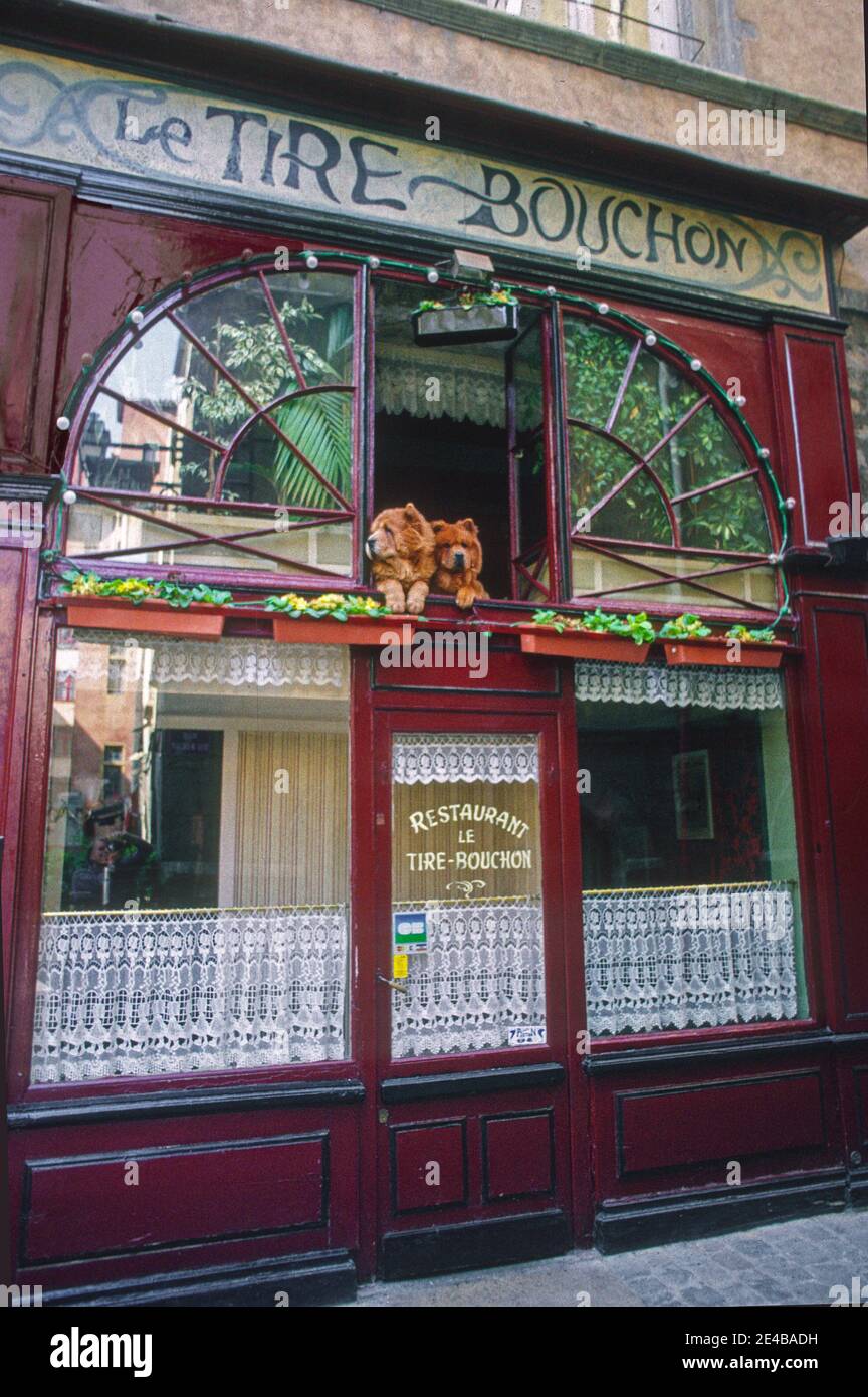 Le Tire Bouchon Restaurant mit zwei Hunden im Fenster Lyon Frankreich Stockfoto