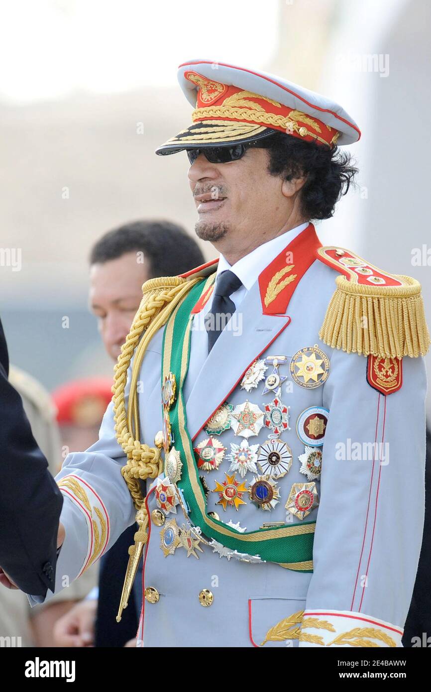Der libysche Führer Muammar Gaddafi wurde vor einer Militärparade am 1. September 2009 in Tripolis, Libyen, im Rahmen vieler Feierlichkeiten zum 40. Jahrestag der Revolution von "Al Fateh", angeführt von Muammar Gaddafi, am 1. September 1969 gesehen. Die Parade umfasste Bands aus vielen Ländern, darunter die französische Legion Etrangere und wurde von vielen Staatsoberhäuptern besucht. Foto von Ammar Abd Rabbo/ABACAPRESS.COM Stockfoto