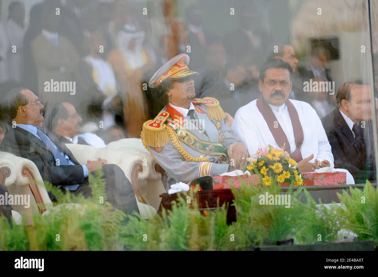 Der libysche Staatschef Muammar Gaddafi wurde neben Sri Lankas Präsident Mahinda Rajapaksa während einer Militärparade am 1. September 2009 in Tripolis, Libyen, im Rahmen vieler Feierlichkeiten zum 40. Jahrestag der Revolution von "Al Fateh", angeführt von Muammar Gaddafi, am 1. September 1969, gesehen. Die Parade umfasste Bands aus vielen Ländern, darunter die französische Legion Etrangere und wurde von vielen Staatsoberhäuptern besucht. Foto von Ammar Abd Rabbo/ABACAPRESS.COM Stockfoto