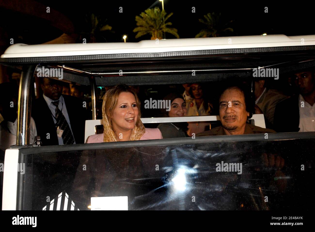 Der libysche Führer Muammar Gaddafi und seine Tochter Aisha sahen am 1. September 2009 in einem Golfwagen bei einer Multi-Millionen-Euro-Show in Tripolis, Libyen, ankommen, als Teil vieler Feierlichkeiten zum 40. Jahrestag der Revolution "Al Fateh", geführt von Muammar Gaddafi, am 1. September 1969. Die Show feierte verschiedene Aspekte der libyschen Geschichte, von libyschen pharaon bis zu Gaddafis "grüner Macht". Foto von Ammar Abd Rabbo/ABACAPRESS.COM Stockfoto