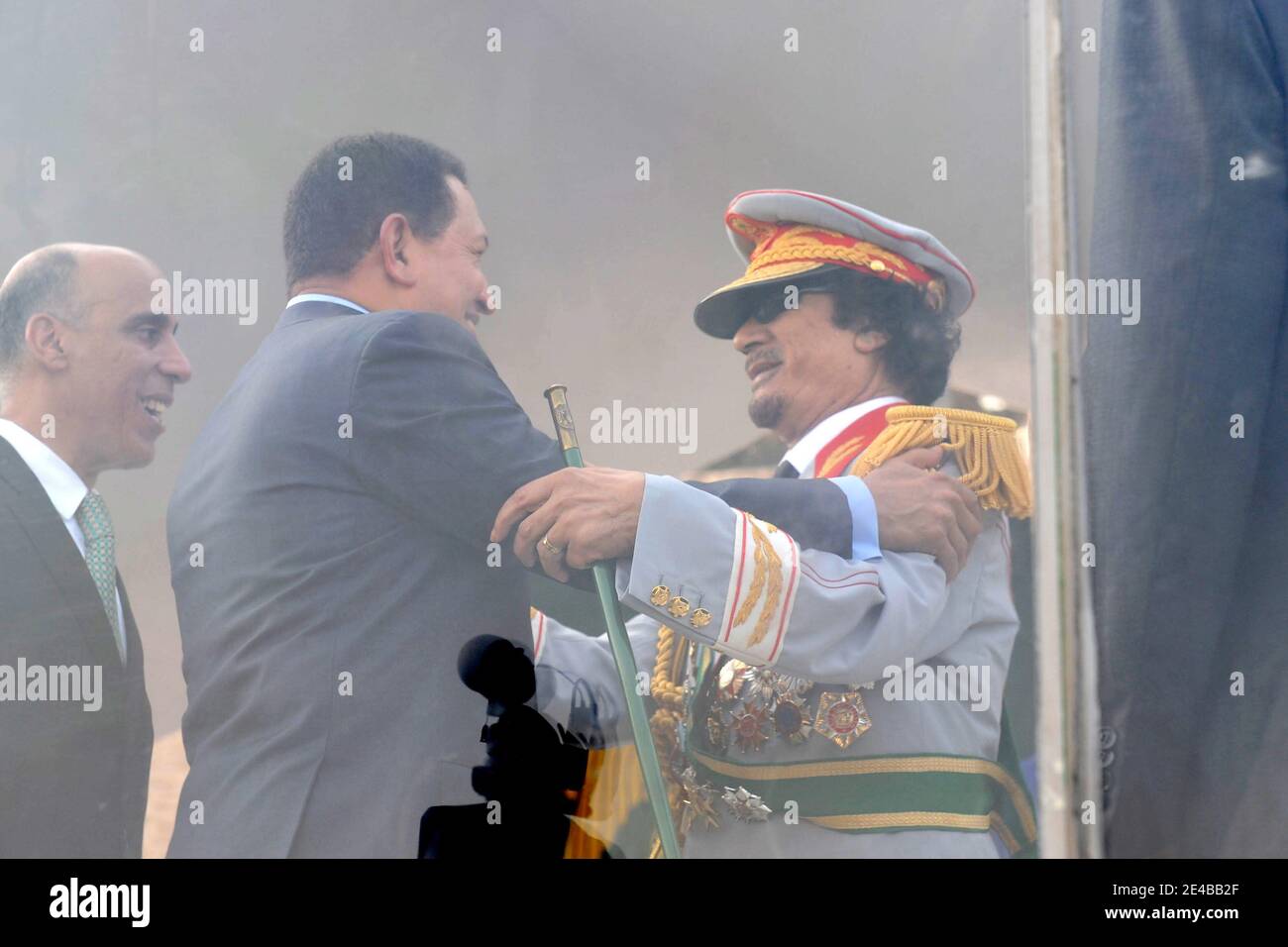 Venezuelas Präsident Hugo Chavez FRIAS (L) und der libysche Führer Muammar Gaddafi sahen vor einer Militärparade, die am 1. September 2009 in Tripolis, Libyen, im Rahmen vieler Feierlichkeiten zum 40. Jahrestag der Revolution "Al Fateh", angeführt von Muammar Gaddafi, am 1. September 1969 organisiert wurde. Die Parade umfasste Bands aus vielen Ländern, darunter die französische Legion Etrangere und wurde von vielen Staatsoberhäuptern besucht. Foto von Ammar Abd Rabbo/ABACAPRESS.COM Stockfoto