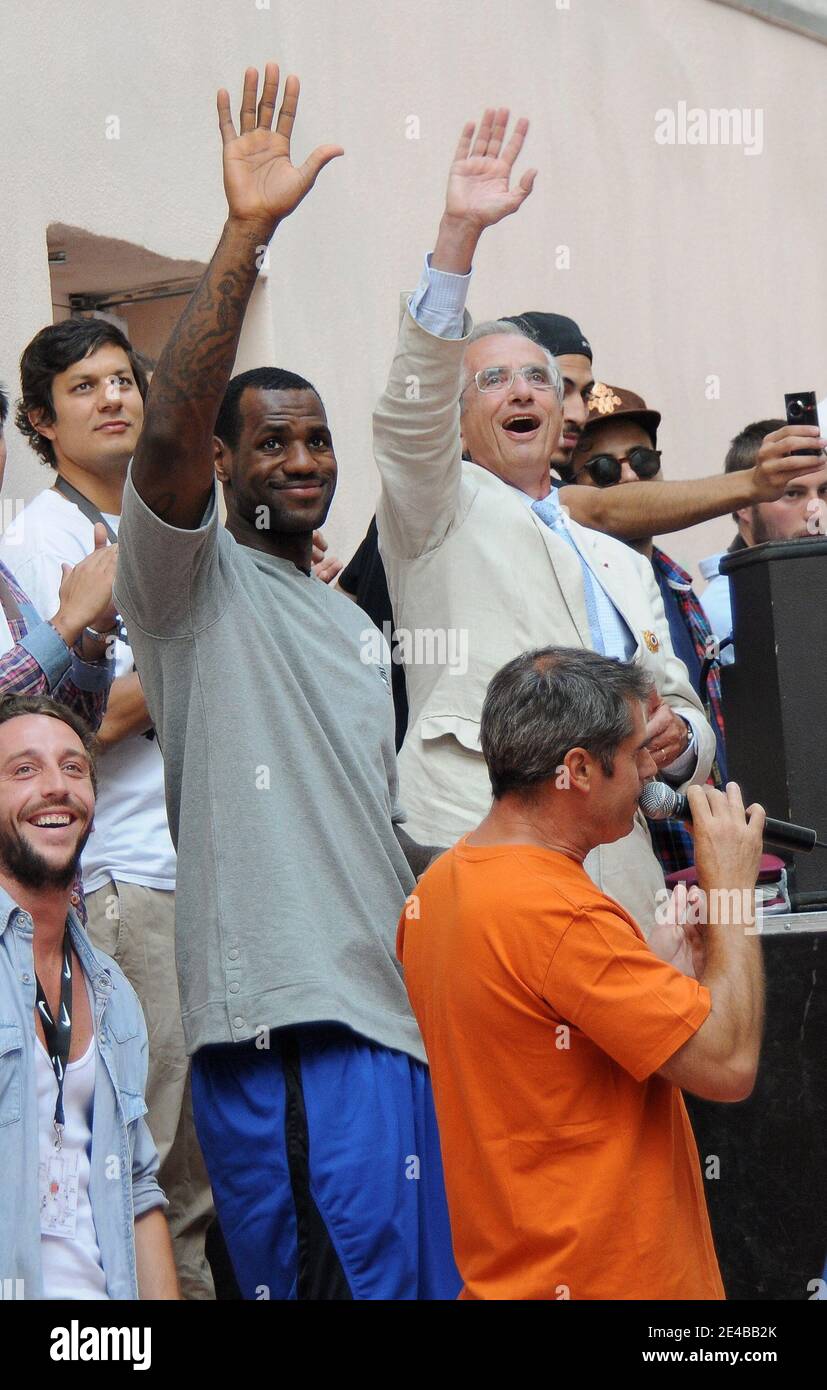 LeBron James von den Cleveland Cavaliers verließ am 2. September 2009 das McDonald's auf dem Place Clichy in Paris und eröffnete mit dem Bürgermeister des 9. Bezirks Jacques Bravo einen Spielplatz. Foto von ABACAPRESS.COM Stockfoto