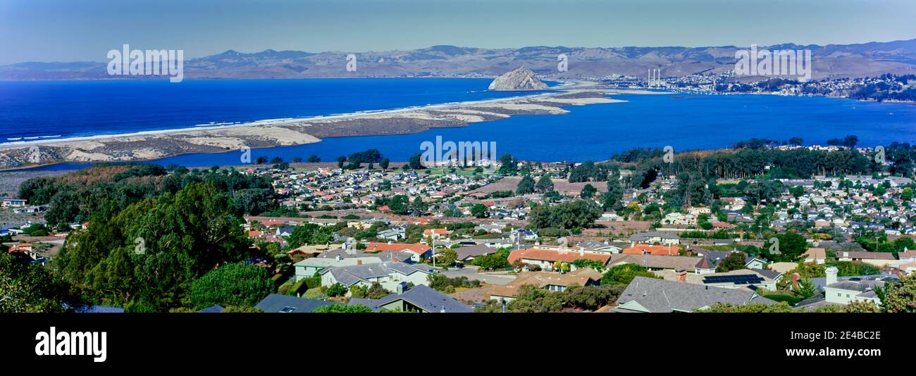 Erhöhter Blick auf die Stadt am Wasser, Morro Bay, San Luis Obispo County, Kalifornien, USA Stockfoto