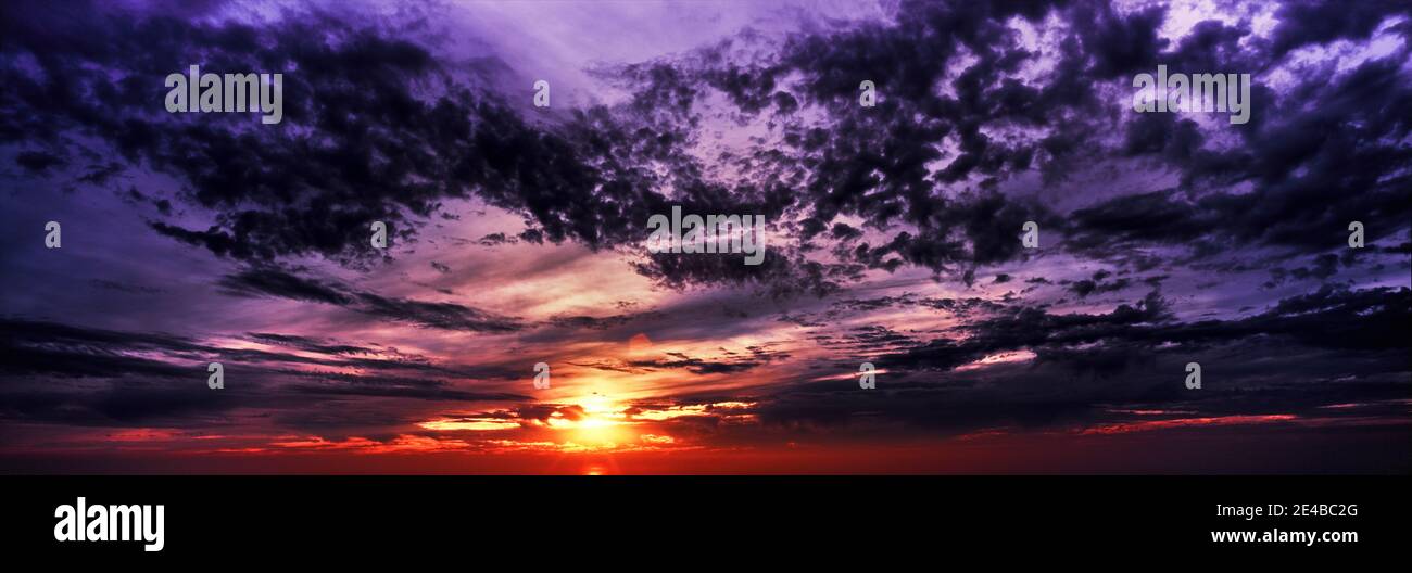 Blick auf den wolkigen Himmel bei Sonnenaufgang, Santa Barbara, Kalifornien, USA Stockfoto