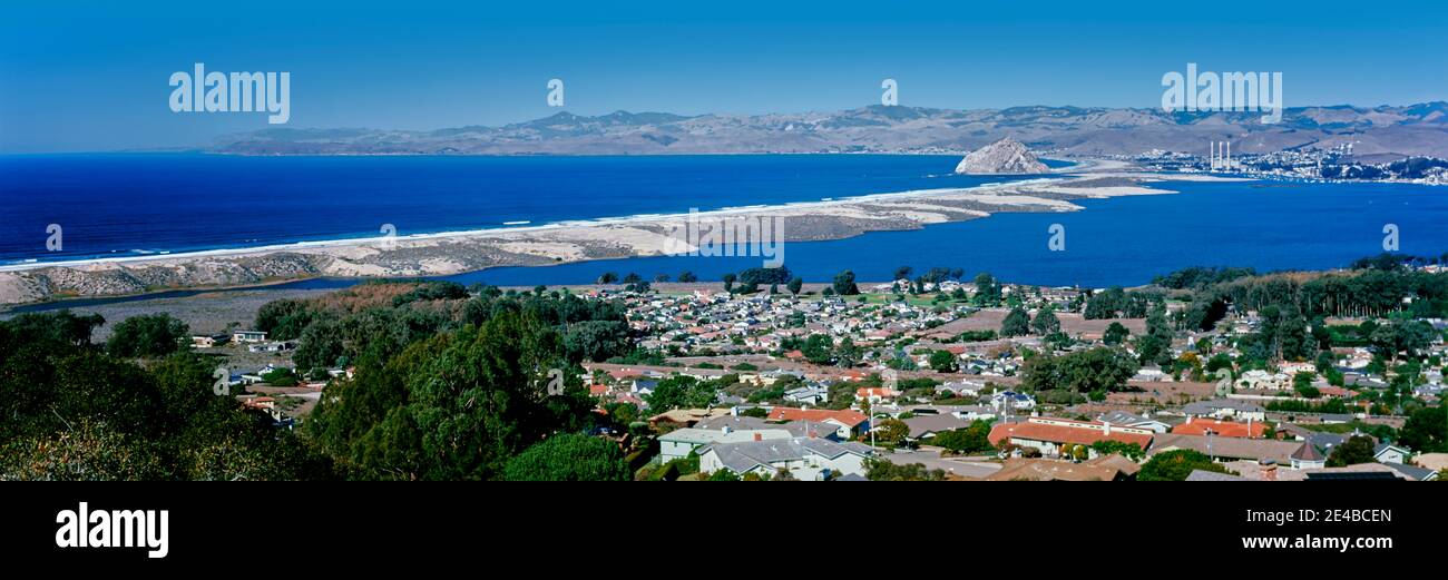 Erhöhter Blick auf die Stadt am Wasser, Morro Bay, San Luis Obispo County, Kalifornien, USA Stockfoto