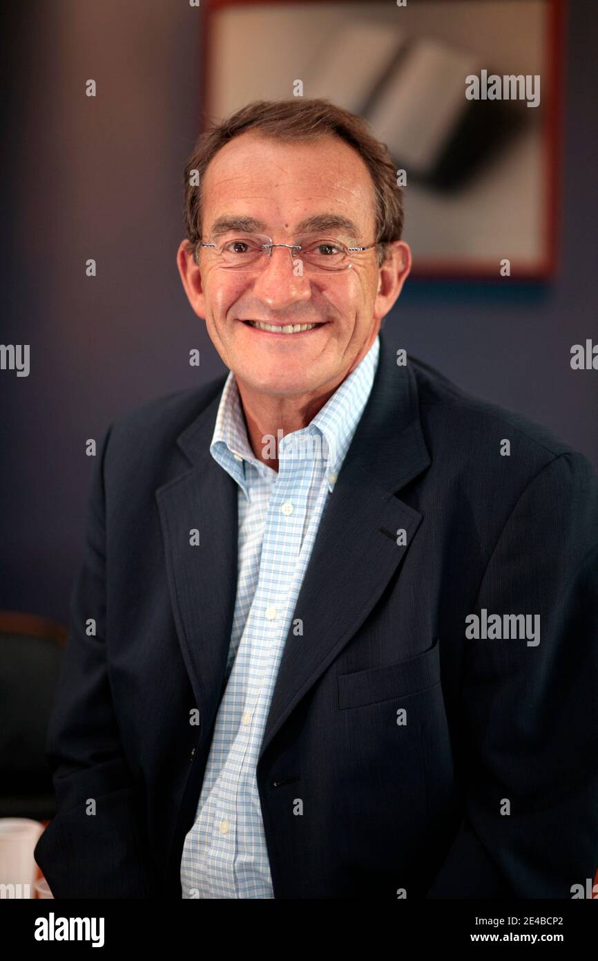 Der französische Journalist und Schriftsteller Jean-pierre Pernaut (TF1) in  Lille, Frankreich, für sein neues Buch "Combien ca coute" am 04. September  2009. Foto von Sylvain Lefevre/ABACAPRESS.COM Stockfotografie - Alamy