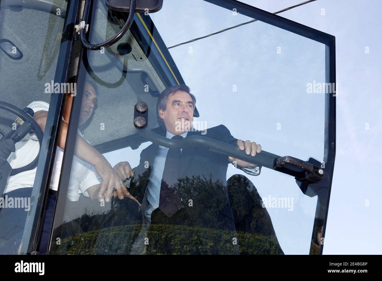 Der französische Premierminister Francois Fillon nimmt am 8. september 2009 an der Ernte in einem Schloss Turtaut in Saint Sulpice de Pommiers in der Region Bordeaux, Frankreich, Teil. Foto von Patrick Bernard/ABACAPRESS.COM Stockfoto