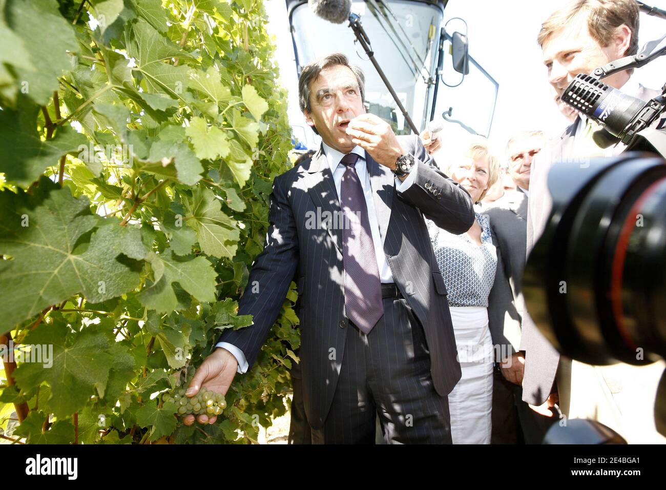 Der französische Premierminister Francois Fillon nimmt am 8. september 2009 an der Ernte in einem Schloss Turtaut in Saint Sulpice de Pommiers in der Region Bordeaux, Frankreich, Teil. Foto von Patrick Bernard/ABACAPRESS.COM Stockfoto