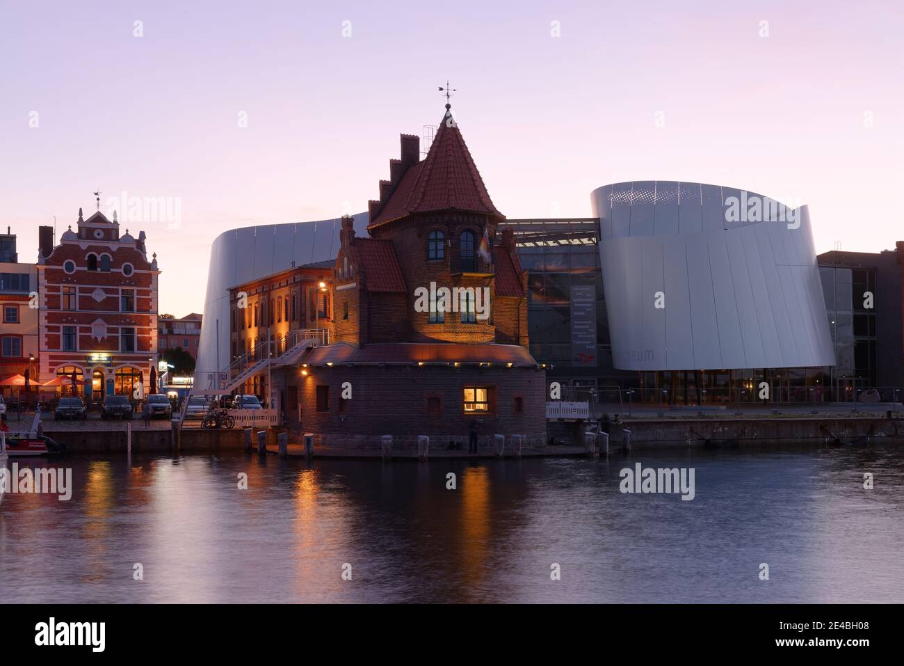 Pilothaus und Ozeanium am Hafen in Stralsund im Abendlicht, Stralsund, Hansestadt, Ostsee, Mecklenburg-Vorpommern, Deutschland Stockfoto