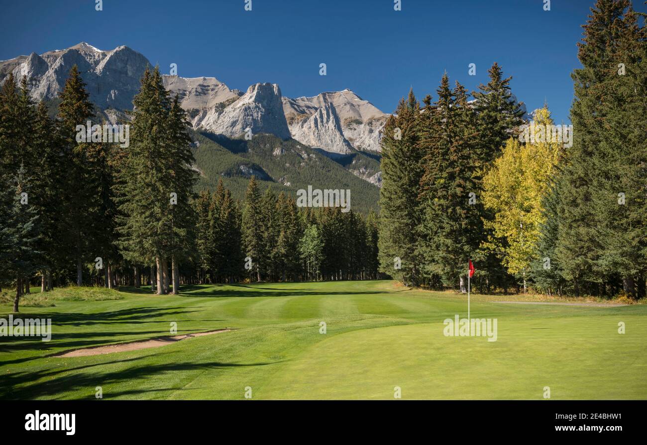 Blick auf den Golfplatz Canmore, Mount Rundle, Cascade Mountain, Canmore, Alberta, Kanada Stockfoto