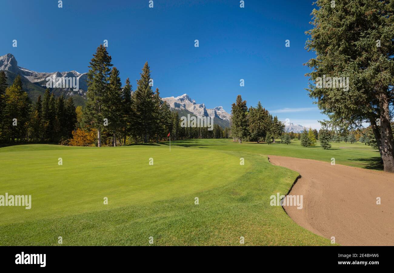 Blick auf den Golfplatz Canmore, Mount Rundle, Cascade Mountain, Canmore, Alberta, Kanada Stockfoto