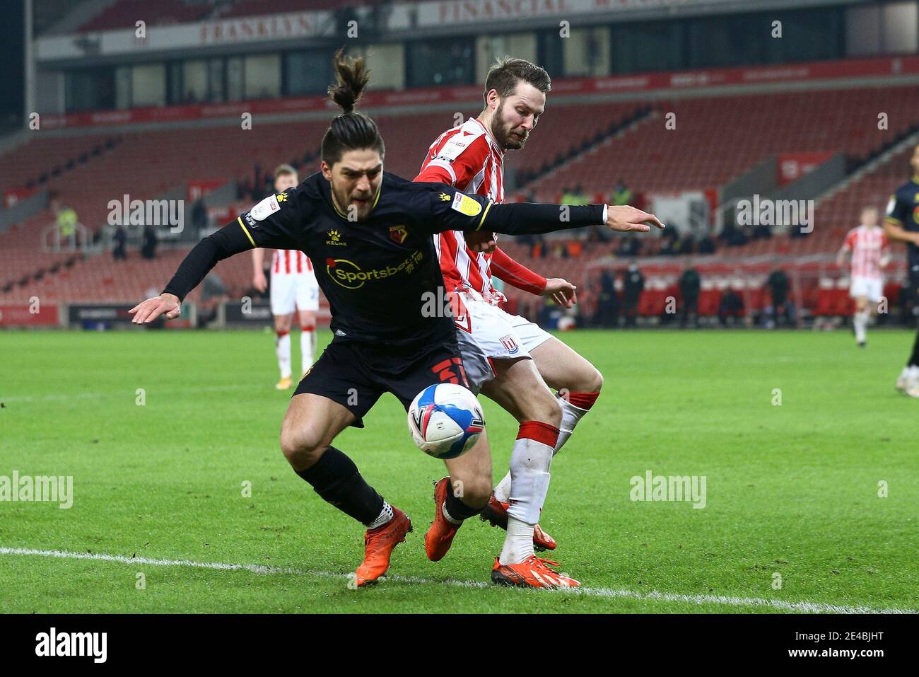 Stoke on Trent, Großbritannien. Januar 2021. Francisco Sierralta von Watford (l) und Nick Powell von Stoke City kämpfen um den Ball. EFL Skybet Championship Spiel, Stoke City gegen Watford im bet365 Stadion in Stoke on Trent am Freitag 22. Januar 2021. Dieses Bild darf nur für redaktionelle Zwecke verwendet werden. Nur redaktionelle Verwendung, Lizenz für kommerzielle Nutzung erforderlich. Keine Verwendung in Wetten, Spiele oder ein einzelner Club / Liga / Spieler Publikationen.pic von Chris Stading / Andrew Orchard Sport Fotografie / Alamy Live News Kredit: Andrew Orchard Sport Fotografie / Alamy Live News Stockfoto
