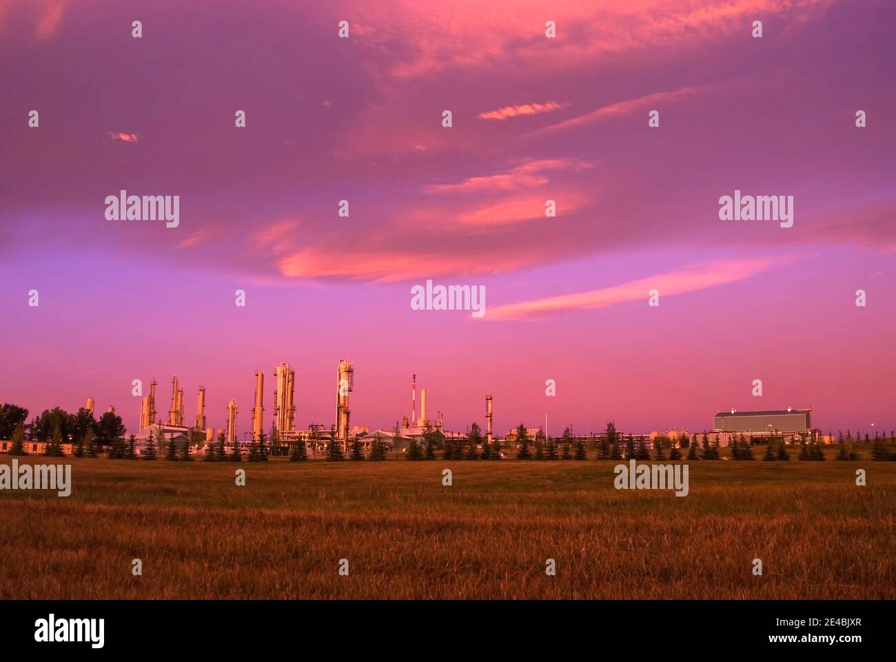 Gasanlage bei Sonnenaufgang, Inter Pipeline Fund Gas Plant, Cochrane, Alberta, Kanada Stockfoto