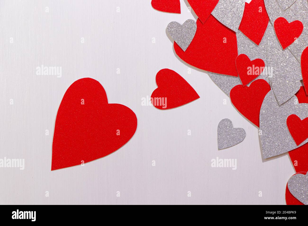 Rotes Herz Mit Heap Of Hearts Auf Strukturiertem Weiß Stockfoto