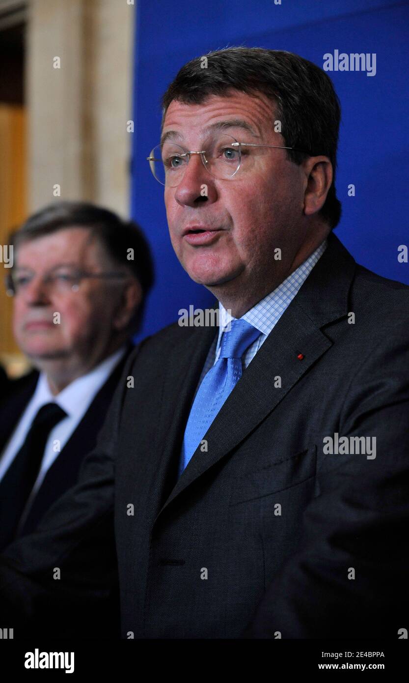 France Telecom Chief Executive Didier Lombard und der französische Arbeitsminister Xavier Darcos halten am 15. September 2009 eine Pressekonferenz im Arbeitsministerium in Paris, Frankreich, nach einem Treffen, um eine Welle von Selbstmorden gegen das ehemalige staatliche Monopol zu diskutieren, die die Gewerkschaften auf Umstrukturierungen und Arbeitsdruck verantwortlich machen. Foto von Christophe Guibbaud/ABACAPRESS.COM Stockfoto