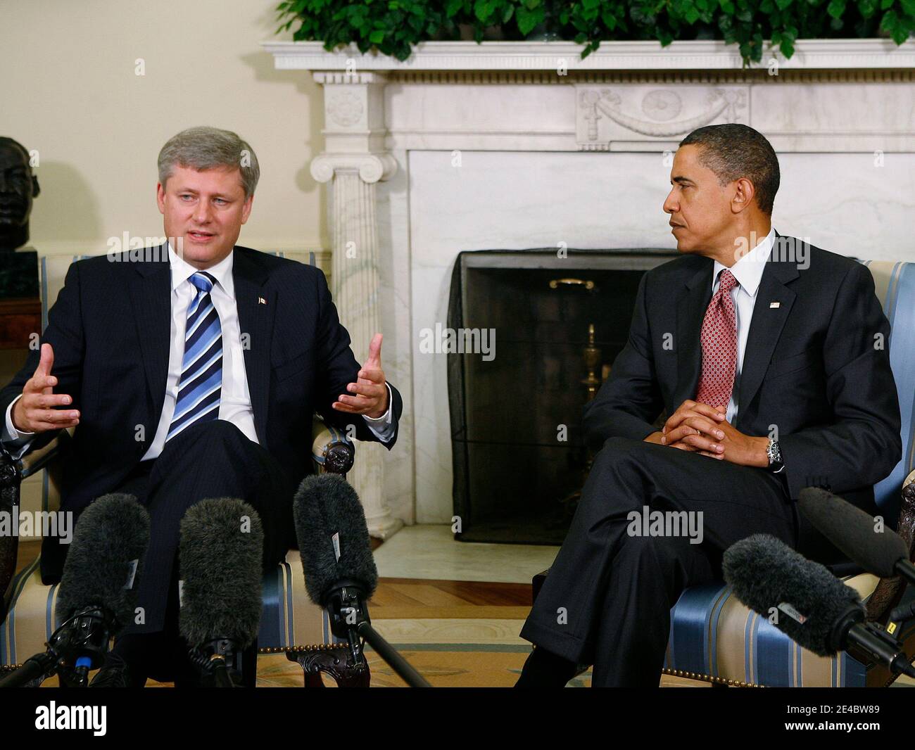Präsident Barack Obama trifft sich am 16. September 2009 im Oval Office des Weißen Hauses in Washington, DC, USA mit dem kanadischen Premierminister Stephen Harper. Foto von Aude Guerrucci/ABACAPRESS.COM Stockfoto