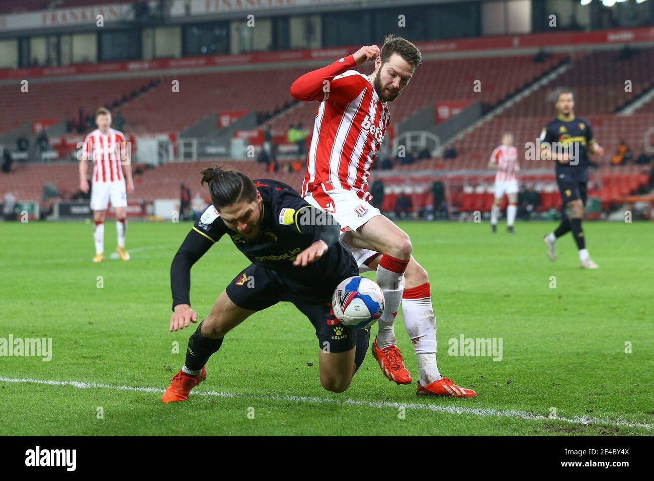 Stoke on Trent, Großbritannien. Januar 2021. Francisco Sierralta von Watford (l) und Nick Powell von Stoke City kämpfen um den Ball. EFL Skybet Championship Spiel, Stoke City gegen Watford im bet365 Stadion in Stoke on Trent am Freitag 22. Januar 2021. Dieses Bild darf nur für redaktionelle Zwecke verwendet werden. Nur redaktionelle Verwendung, Lizenz für kommerzielle Nutzung erforderlich. Keine Verwendung in Wetten, Spiele oder ein einzelner Club / Liga / Spieler Publikationen.pic von Chris Stading / Andrew Orchard Sport Fotografie / Alamy Live News Kredit: Andrew Orchard Sport Fotografie / Alamy Live News Stockfoto