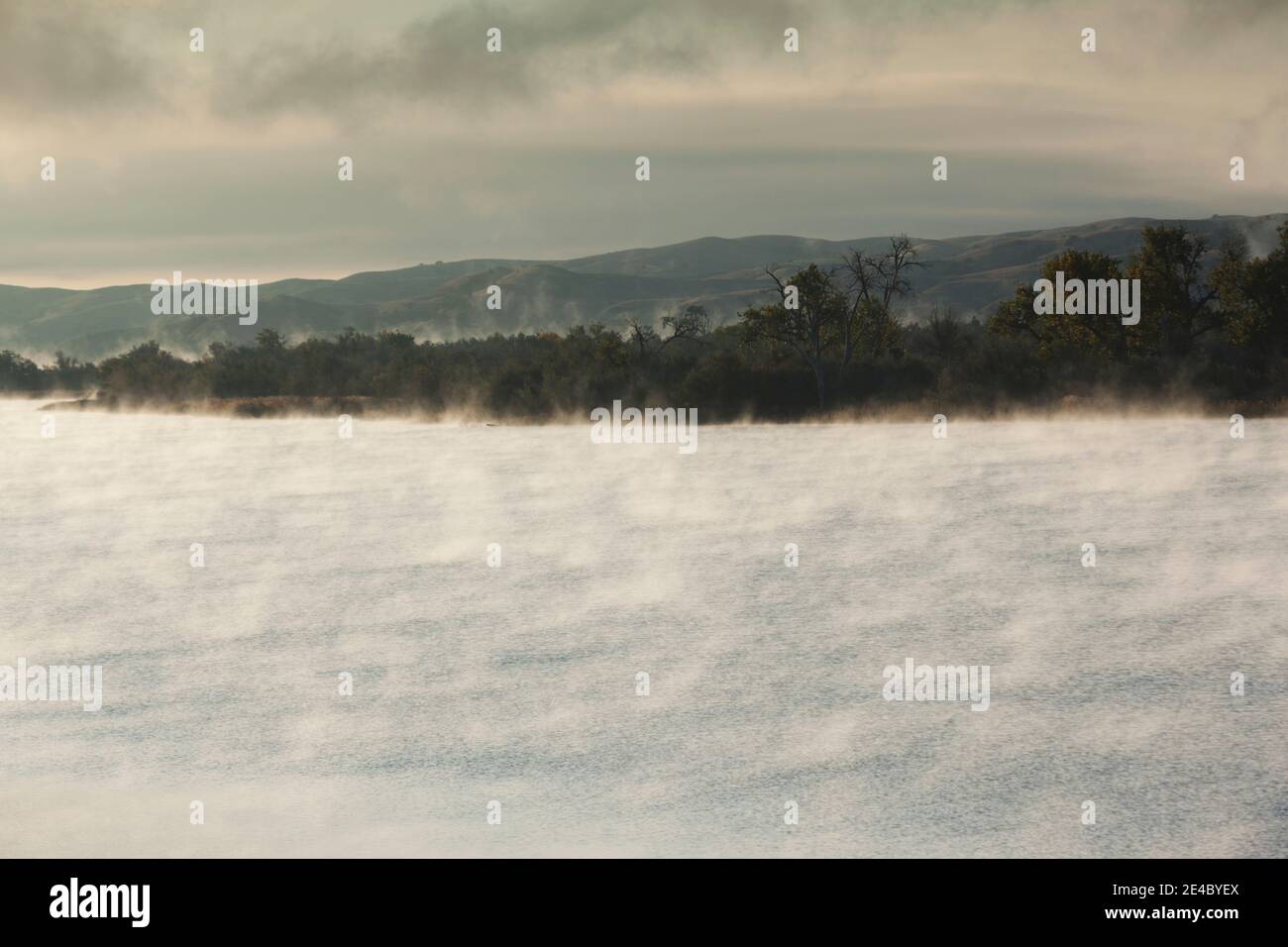 Blick auf den Missouri River am Herbstmorgen, Pierre, Hughes County, South Dakota, USA Stockfoto