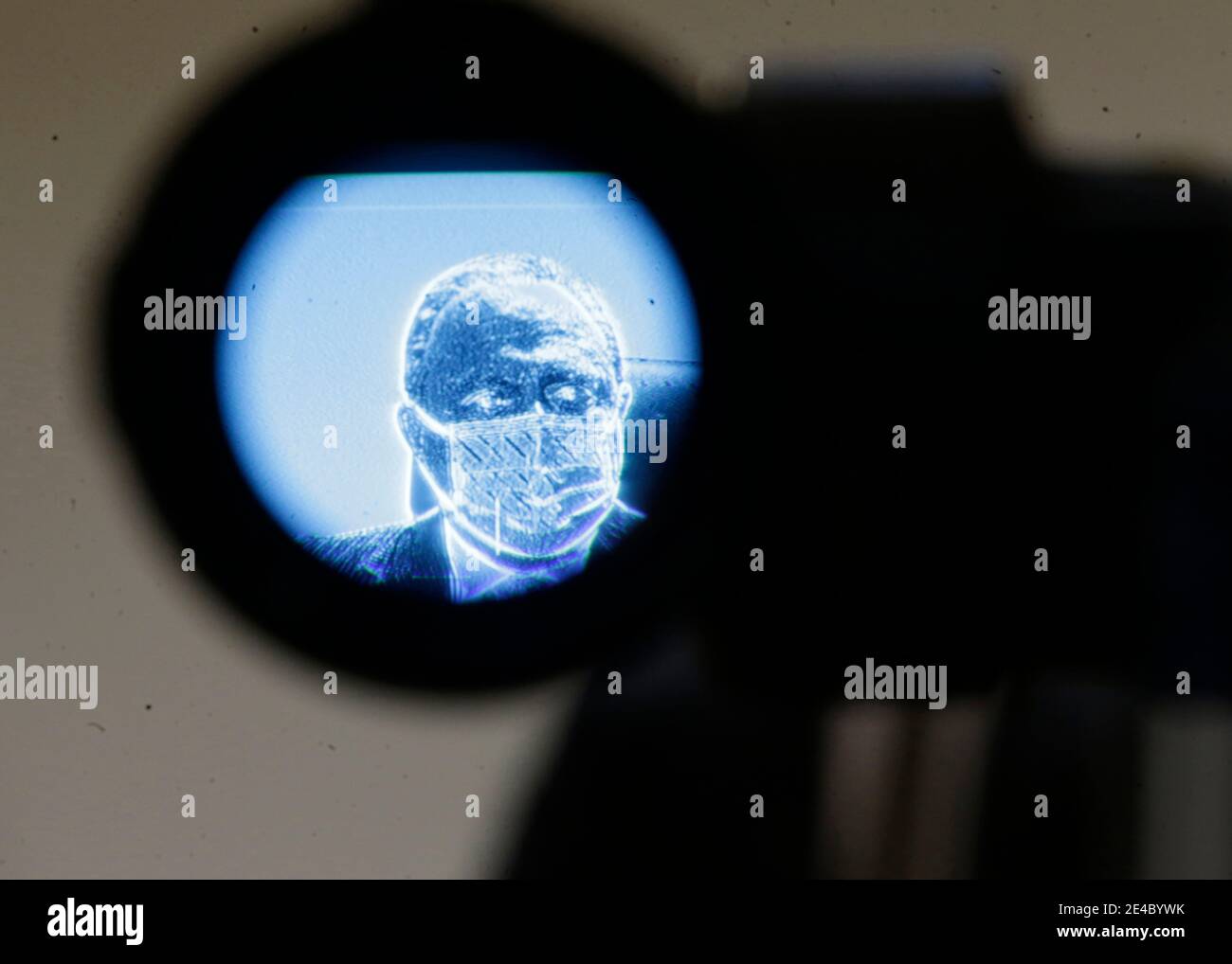 Rio de Janeiro , Brasilien, 22. Januar 2021 Covid- 19 Krise der brasilianische Gesundheitsminister Eduardo Pazuello wird auf einer Pressekonferenz mit einem Videokameras-Sucher gesehen Stockfoto