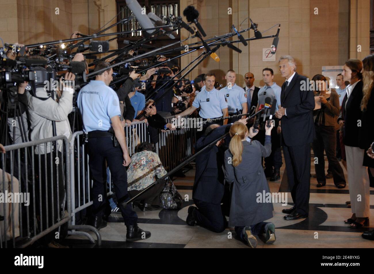 Der ehemalige französische Premierminister und Außenminister Dominique de Villepin wendet sich an Journalisten in Anwesenheit seiner Frau Marie-Laure, als er am 21. September 2009 zur Eröffnung des sogenannten Clearstream-Prozesses im Pariser Gerichtsgebäude in Frankreich eintrifft. Der ehemalige französische Premierminister und Außenminister Dominique de Villepin wird verdächtigt, 2004 eine gefälschte Liste von Kontoinhabern bei der Clearstream-Bank, zu der auch der Name des französischen Präsidenten Nicolas Sarkozy gehörte, zu organisieren. Zwei der Führungskräfte der European Defence Company (EADS), Ex-Vizepräsident Jean-Louis Gergorin und Research Chief I Stockfoto