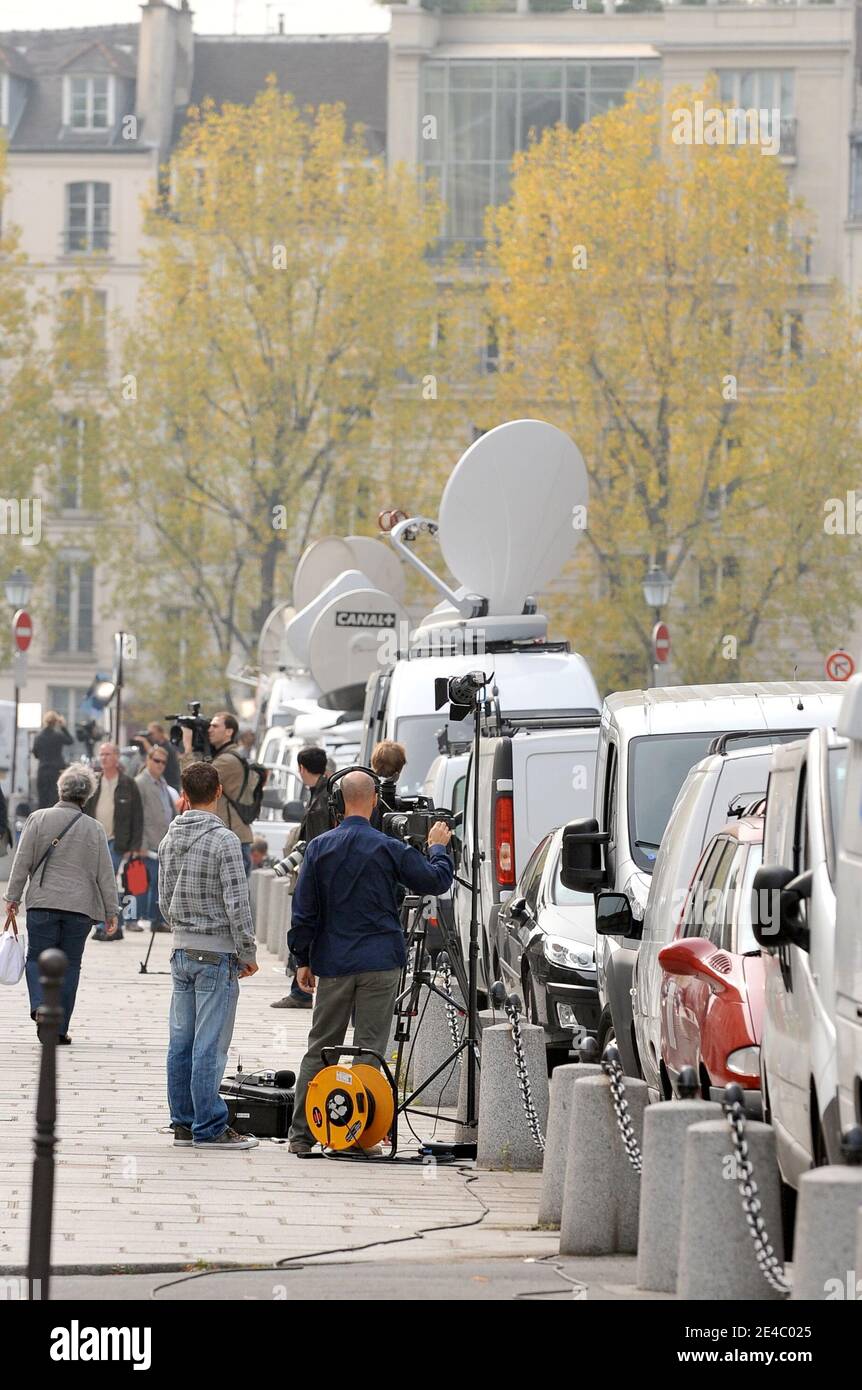 Atmosphäre mit Journalisten für die Eröffnung des sogenannten "Clearstream-Prozesses" vor dem Pariser Gerichtsgebäude am 21. September 2009. Der ehemalige französische Premierminister und Außenminister Dominique de Villepin wird verdächtigt, 2004 eine gefälschte Liste von Kontoinhabern bei der Clearstream-Bank, zu der auch der Name des französischen Präsidenten Nicolas Sarkozy gehörte, zu organisieren. Zwei der Führungskräfte der europäischen Verteidigungsgesellschaft (EADS), Ex-Vizepräsident Jean-Louis Gergorin und Forschungsleiter Imad Lahoud, werden ebenfalls mit Anklage konfrontiert, zusammen mit dem Journalisten Denis Robert, der die Geschichte brach, und dem Buchhalter Flo Stockfoto