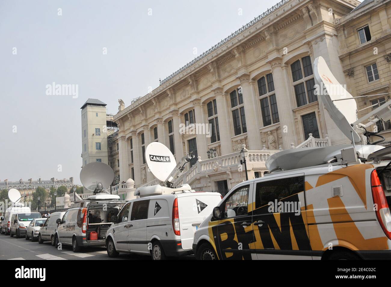 Atmosphäre mit Journalisten für die Eröffnung des sogenannten "Clearstream-Prozesses" vor dem Pariser Gerichtsgebäude am 21. September 2009. Der ehemalige französische Premierminister und Außenminister Dominique de Villepin wird verdächtigt, 2004 eine gefälschte Liste von Kontoinhabern bei der Clearstream-Bank, zu der auch der Name des französischen Präsidenten Nicolas Sarkozy gehörte, zu organisieren. Zwei der Führungskräfte der europäischen Verteidigungsgesellschaft (EADS), Ex-Vizepräsident Jean-Louis Gergorin und Forschungsleiter Imad Lahoud, werden ebenfalls mit Anklage konfrontiert, zusammen mit dem Journalisten Denis Robert, der die Geschichte brach, und dem Buchhalter Flo Stockfoto