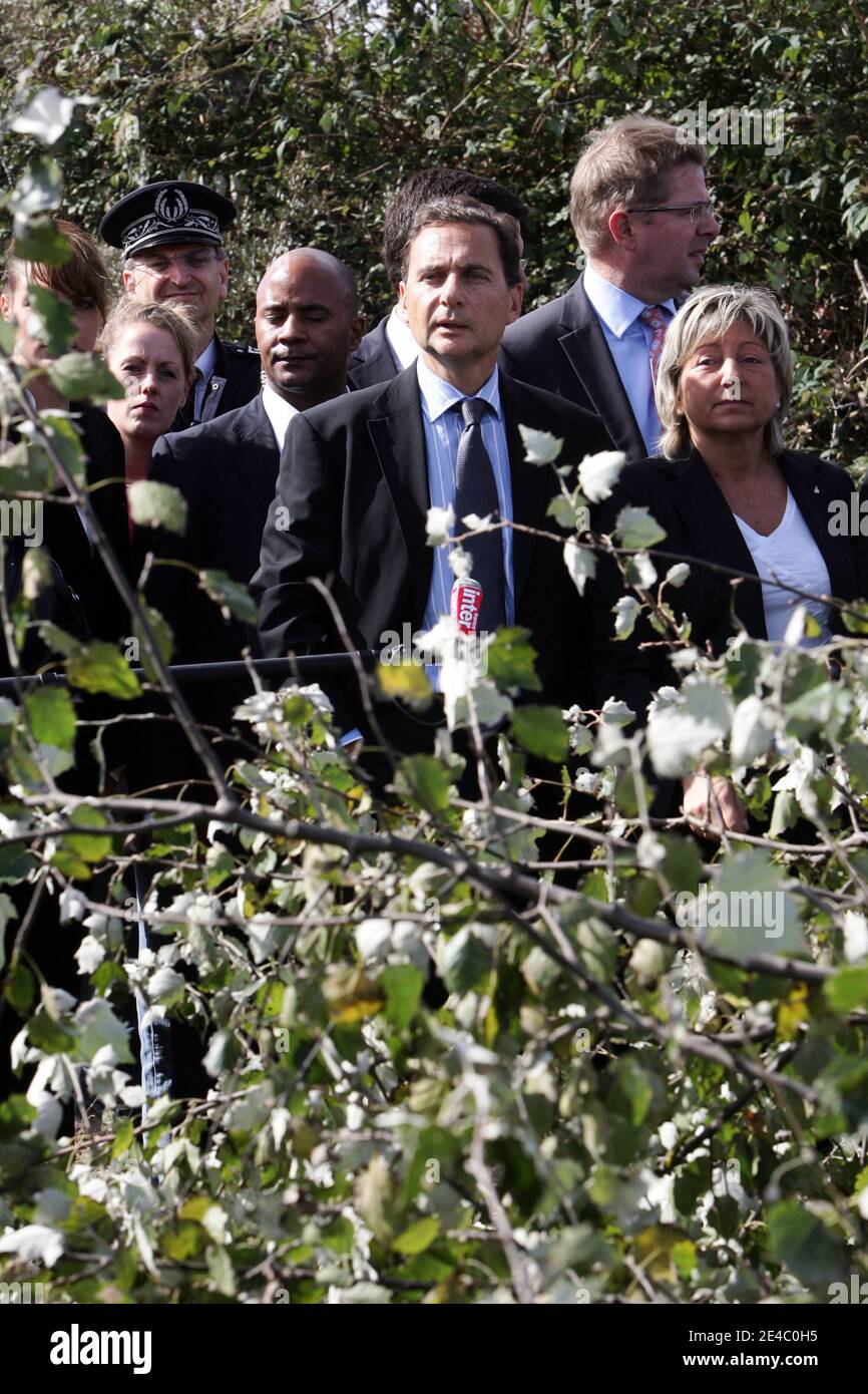 Der französische Immigrationsminister Eric Besson und Natacha Bouchart, Bürgermeister von Calais, besuchen das Waldgebiet "der Dschungel", wo sich Hunderte von Migranten versammelten, um nach seiner Evakuierung nach Großbritannien zu gelangen, in Calais, Nordfrankreich, am September Stockfoto