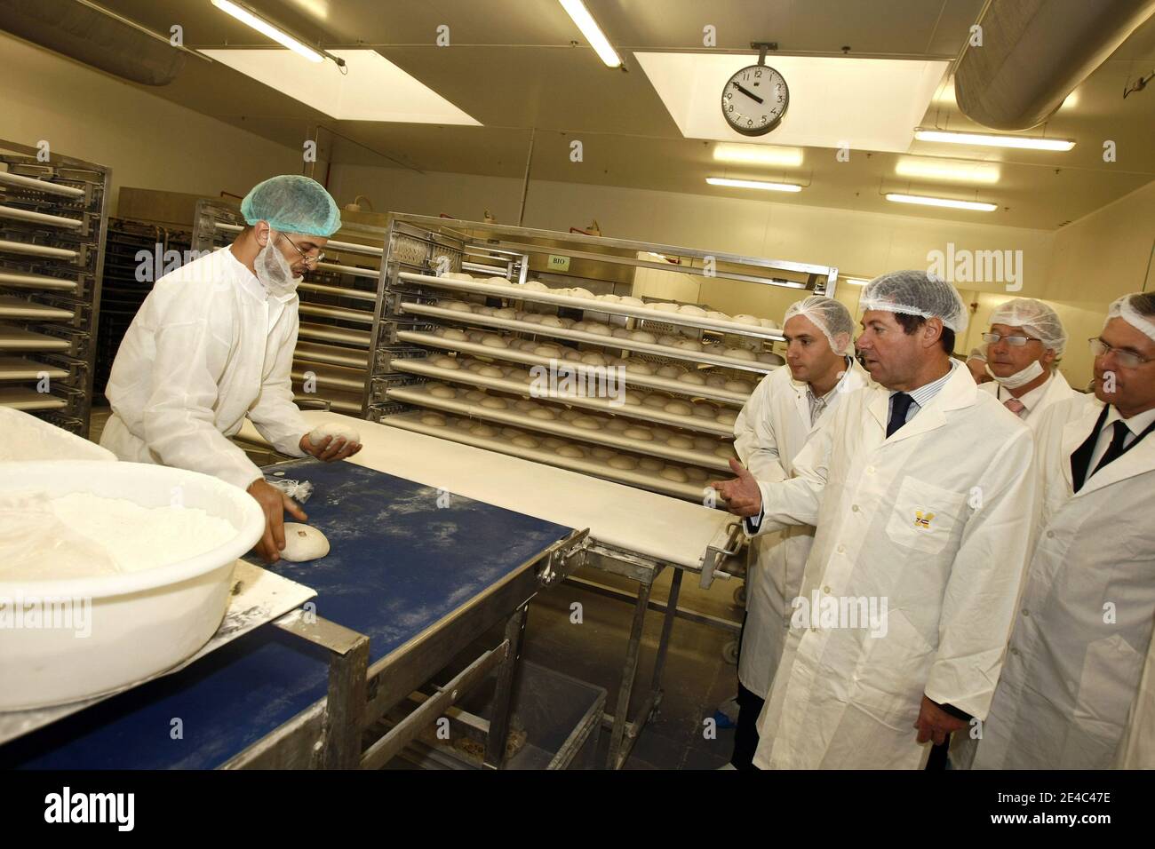 EXKLUSIV - der französische Industrieminister Christian Estrosi besucht den Produktionsstandort von Holder (Paul Bakeries, Laduree..) in Marcq-en-Baroeul, in der Nähe von Lille, Nordfrankreich, 29. September 2009. Foto von Sylvain Lefevre/ABACAPRESS.COM Stockfoto