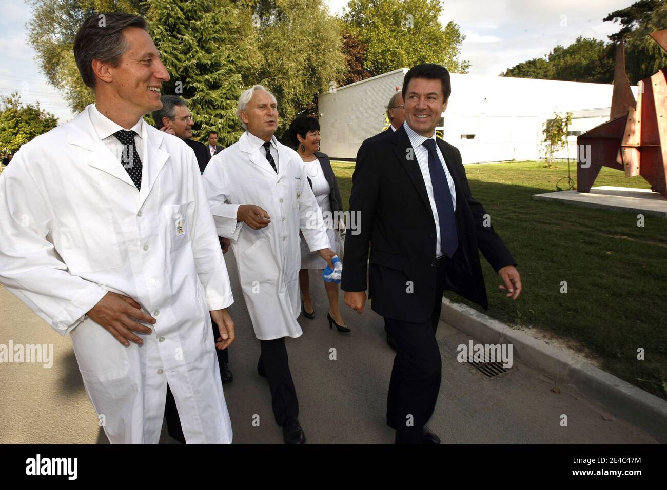 EXKLUSIV - französischer Industrieminister Christian Estrosi flankiert von Francis Holder, Gründer und Sohn Maxime Holder, CEO besucht Holder (Paul Bakeries, Laduree..) Produktionsstandort in Marcq-en-Baroeul, in der Nähe von Lille, Nordfrankreich, 29. September 2009. Foto von Sy Stockfoto
