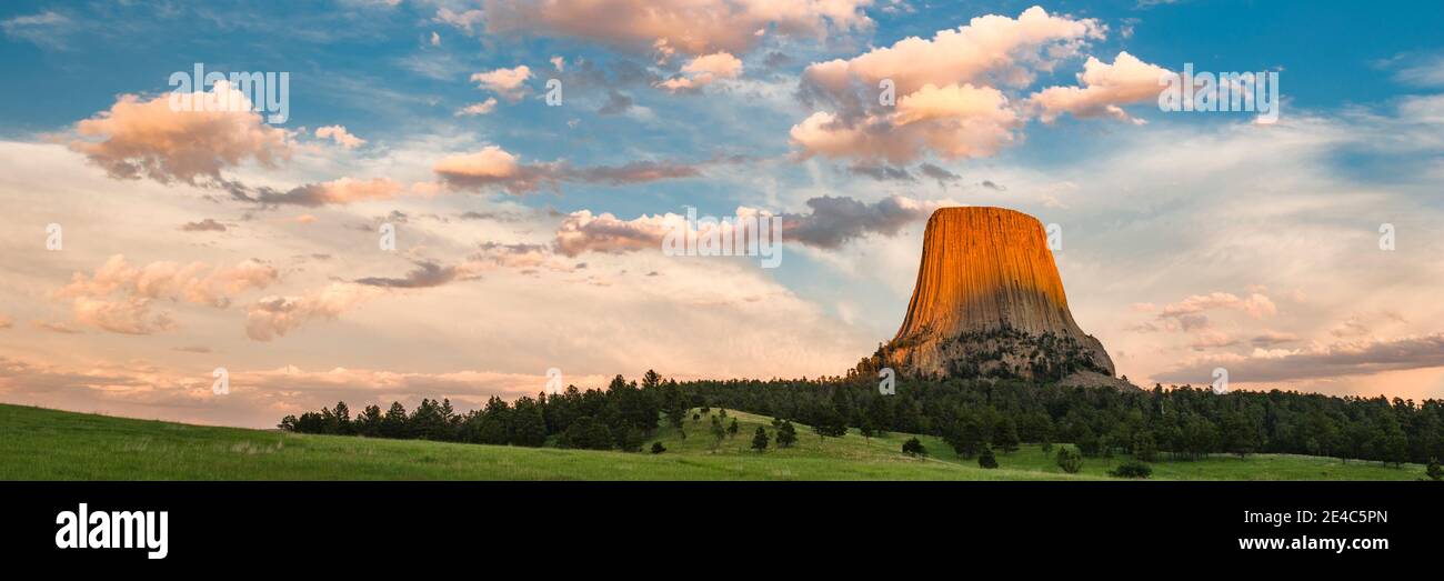 Devils Tower Gegen bewölkten Himmel in der Dämmerung, Devils Tower National Monument, Crook County, Wyoming, USA Stockfoto