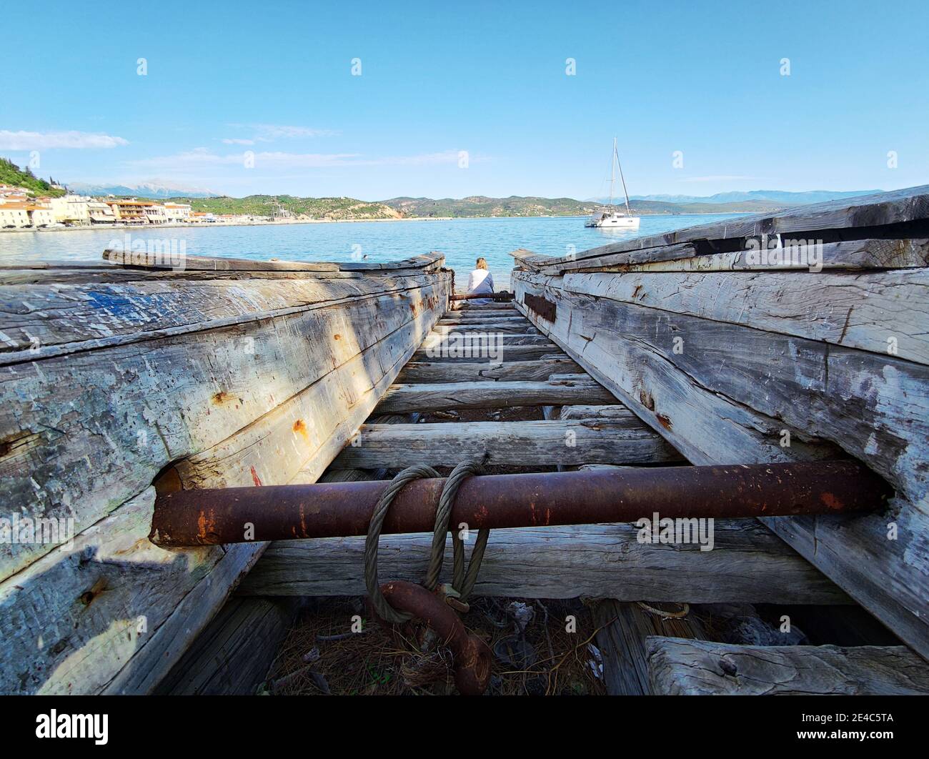 Fischerboote wurden früher über eine Holzrampe ins Wasser abgesenkt, Gythion, Laconia, Mani, Peloponnes, Griechenland Stockfoto