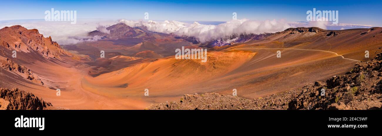 Der Panoramablick über den Haleakala Krater im Haleakala National Park, Mauis schlafender Vulkan, Hawaii. Der Pfad des gleitenden Sandes ist im U deutlich abgebildet Stockfoto