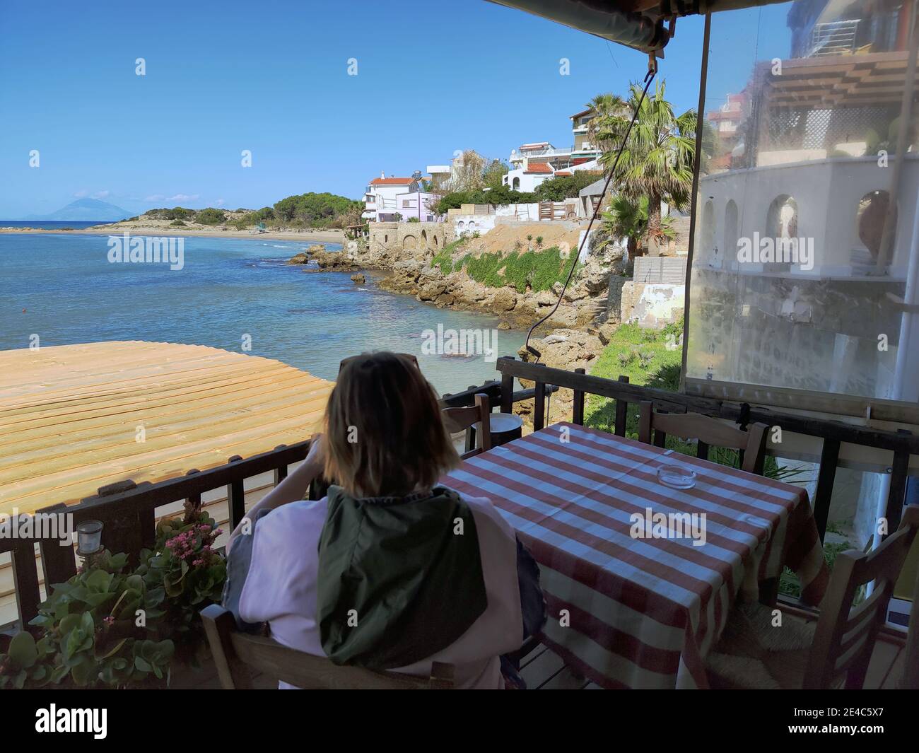 Meerblick von der Terrasse einer Taverne in Arkoudi, Elis, Peloponnes, Griechenland Stockfoto