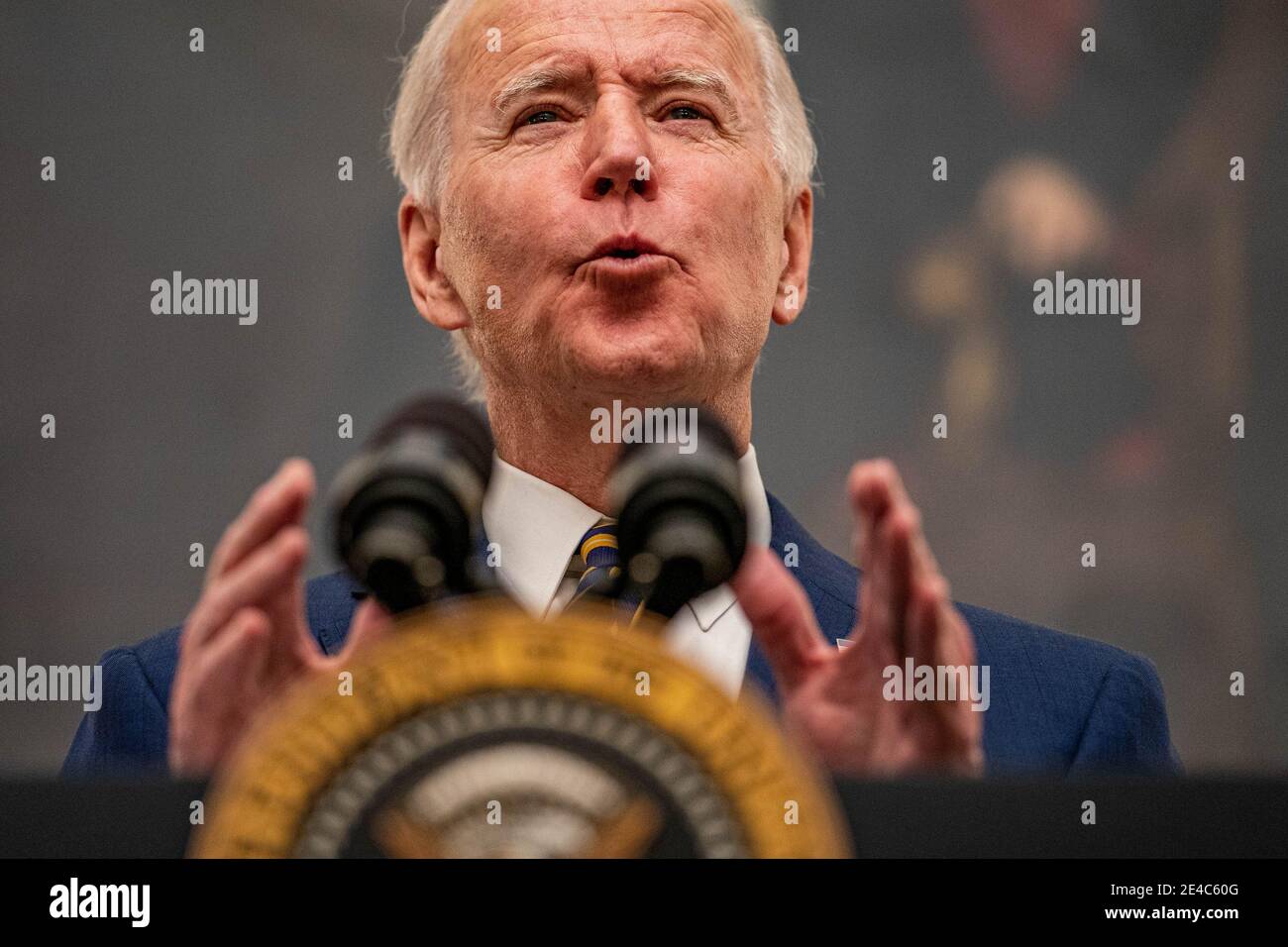Washington, Usa. Januar 2021. Der Präsident der Vereinigten Staaten, Joe Biden, hält eine Rede über die Reaktion seiner Regierung auf die Wirtschaftskrise und unterzeichnet am Freitag, den 22. Januar 2021, im State Dining Room des Weißen Hauses in Washington, D.C., Exekutivbefehlen. Foto von Ken Cedeno/UPI Kredit: UPI/Alamy Live Nachrichten Stockfoto