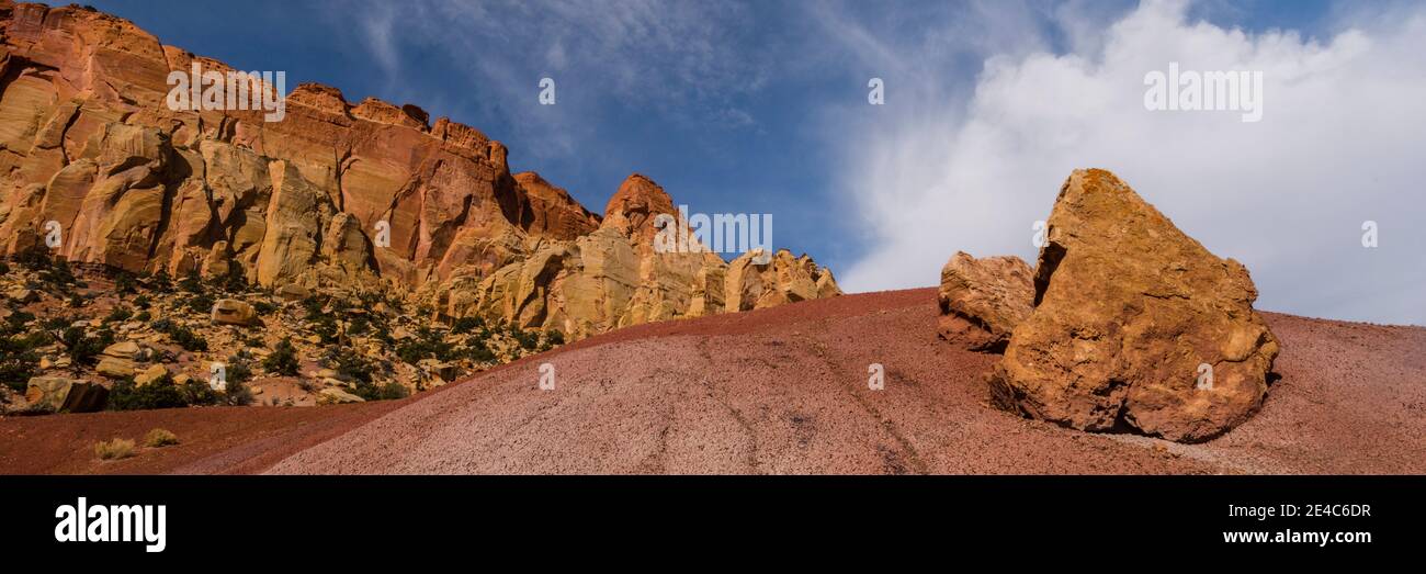 Felsformationen auf einer Landschaft, Circle Cliffs, Grand Staircase-Escalante National Monument, Utah, USA Stockfoto