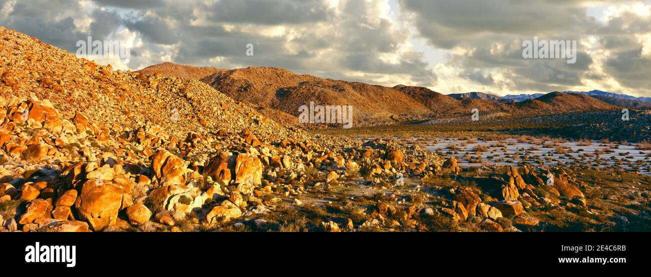 Felsformationen auf Landschaft bei Sonnenaufgang, Bow Willow Campground, Anza Borrego Desert State Park, Kalifornien, USA Stockfoto
