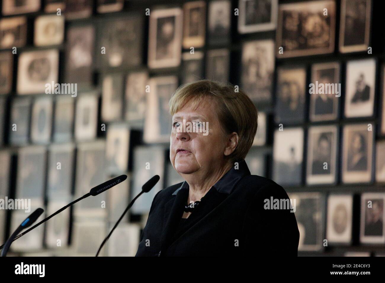 OSWIECIM, POLEN - 6. DEZEMBER 2019: Angela Merkels Besuch im ehemaligen Nazi-Konzentrationslager Auschwitz-Birkenau. Stockfoto