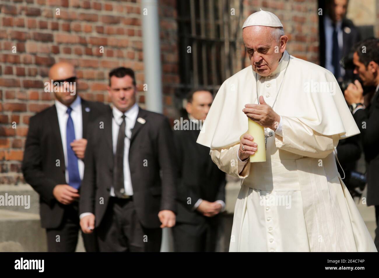 OSWIECIM, POLEN - 29. JULI 2016: Besuch des Heiligen Vaters, Papst Franziskus, am Ort des ehemaligen Nazi-Konzentrationslagers Auschwitz-Birkenau. Stockfoto