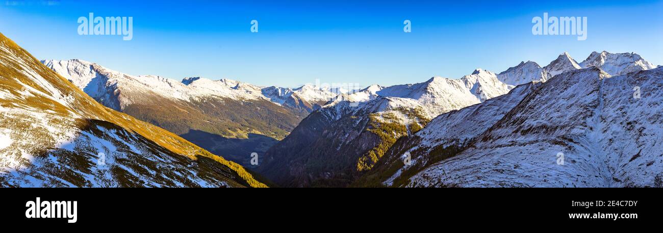 Der Großglockner-Hochalpenstrassein Österreich an einem sonnigen Tag nach einem großen Schneefall Stockfoto