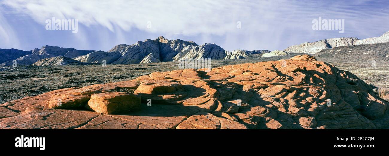 Rote versteinerte Sanddünen weißer Navajo-Sandstein und Lavaströme, Snow Canyon State Park, Utah, USA Stockfoto