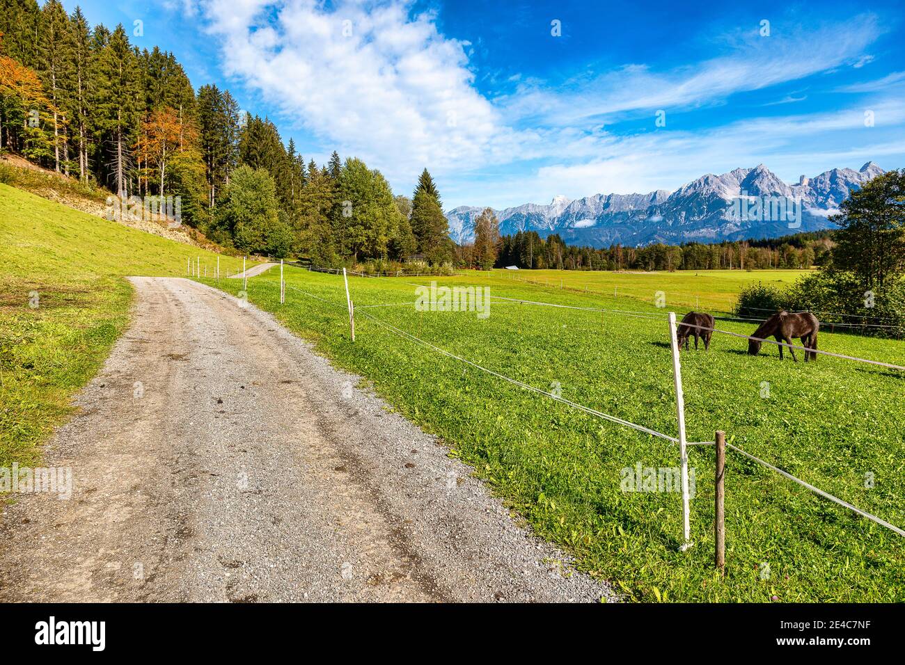 Ein Pfad in der Nähe des Dorfes Maishofen in Österreich. Nur 10 Minuten von Zell am See entfernt Stockfoto